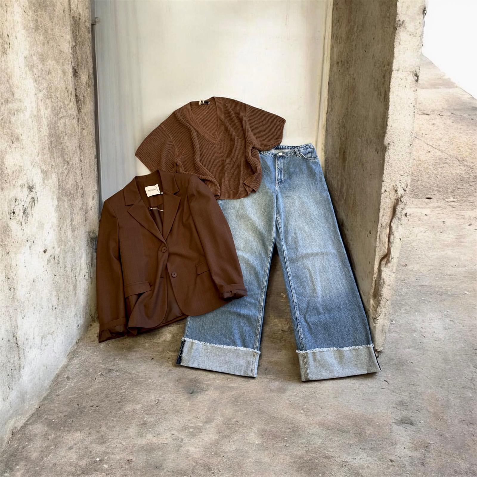 Capi di abbigliamento donna esposti nella boutique